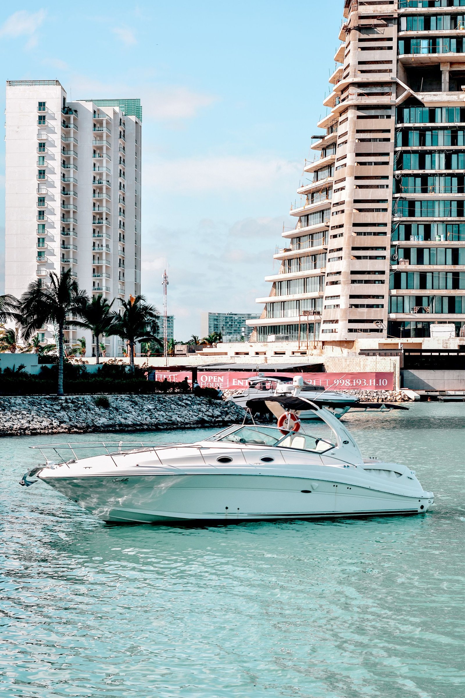 Brisa, a 32-foot center console